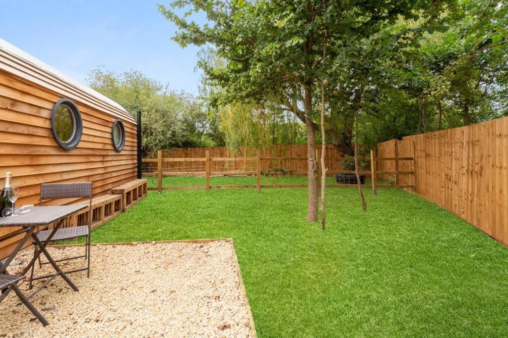 Apple - Luxury Cabin In The Cotswolds Villa Alderton  Exterior foto