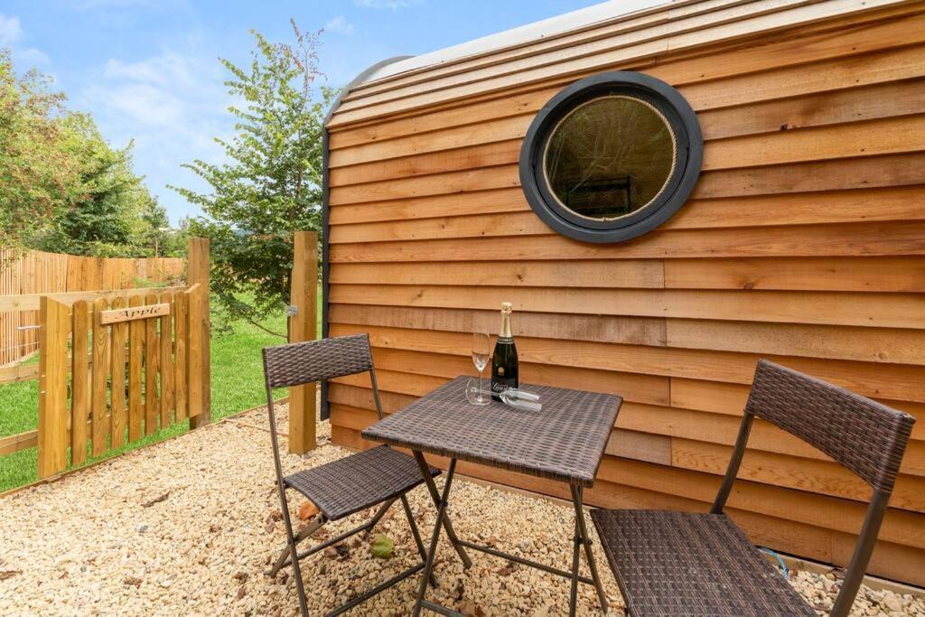Apple - Luxury Cabin In The Cotswolds Villa Alderton  Exterior foto