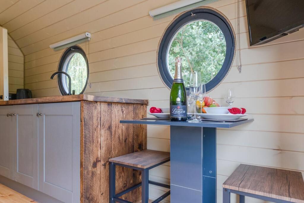 Apple - Luxury Cabin In The Cotswolds Villa Alderton  Exterior foto